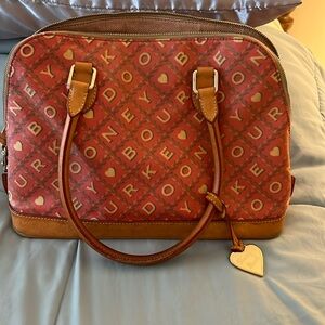 Dooney & Bourke vintage Y2K red purse with heart pattern zipper closure ❤️